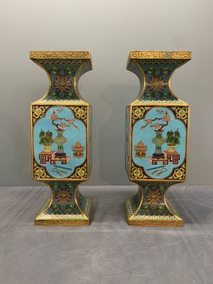 A pair of fine Chinese cloisonné square 'gu' vases with antiquities, 19/20th C. — photo 2