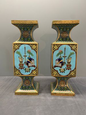 A pair of fine Chinese cloisonné square 'gu' vases with antiquities, 19/20th C. — photo 4