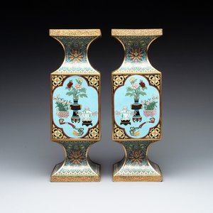 A pair of fine Chinese cloisonné square 'gu' vases with antiquities, 19/20th C. — photo 1