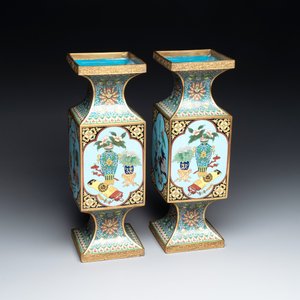 A pair of fine Chinese cloisonné square 'gu' vases with antiquities, 19/20th C. — photo 2