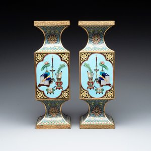A pair of fine Chinese cloisonné square 'gu' vases with antiquities, 19/20th C. — photo 3