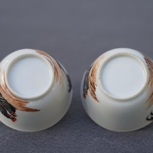 A pair of fine Chinese cups and saucers with roosters and chickens, Qianlong — 照片 13