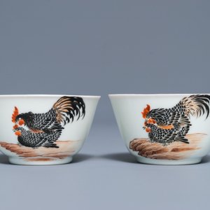 A pair of fine Chinese cups and saucers with roosters and chickens, Qianlong — 照片 4