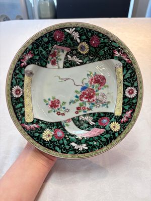 A pair of fine Chinese famille rose black-ground 'scrolls and flowers' plates, Yongzheng/Qianlong — foto 1