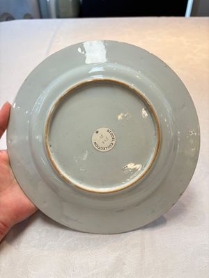 A pair of fine Chinese famille rose black-ground 'scrolls and flowers' plates, Yongzheng/Qianlong — foto 2