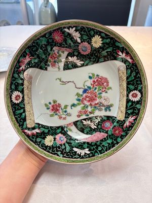 A pair of fine Chinese famille rose black-ground 'scrolls and flowers' plates, Yongzheng/Qianlong — foto 3