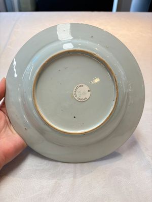 A pair of fine Chinese famille rose black-ground 'scrolls and flowers' plates, Yongzheng/Qianlong — foto 4
