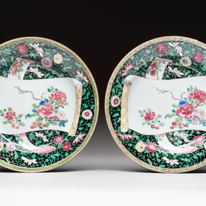 A pair of fine Chinese famille rose black-ground 'scrolls and flowers' plates, Yongzheng/Qianlong — foto 1