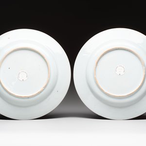 A pair of fine Chinese famille rose black-ground 'scrolls and flowers' plates, Yongzheng/Qianlong — foto 2