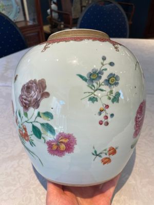 A pair of fine Chinese famille rose 'botanical Merian-style' jars with wooden covers, Qianlong — 照片 12