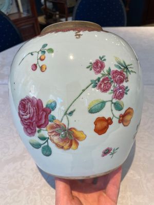 A pair of fine Chinese famille rose 'botanical Merian-style' jars with wooden covers, Qianlong — 照片 13