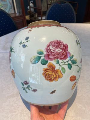 A pair of fine Chinese famille rose 'botanical Merian-style' jars with wooden covers, Qianlong — 照片 14