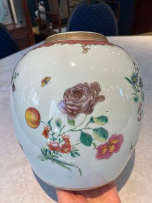 A pair of fine Chinese famille rose 'botanical Merian-style' jars with wooden covers, Qianlong — 照片 16