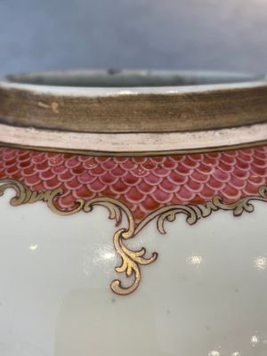A pair of fine Chinese famille rose 'botanical Merian-style' jars with wooden covers, Qianlong — 照片 18