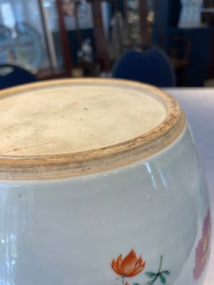 A pair of fine Chinese famille rose 'botanical Merian-style' jars with wooden covers, Qianlong — 照片 20