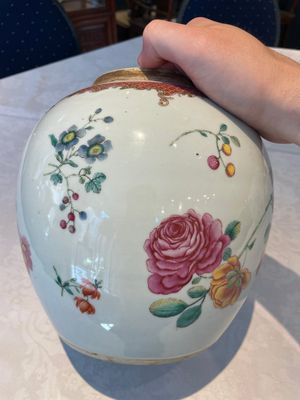 A pair of fine Chinese famille rose 'botanical Merian-style' jars with wooden covers, Qianlong — 照片 2