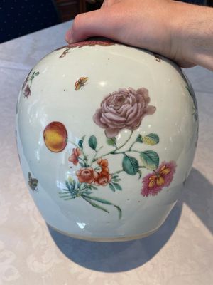 A pair of fine Chinese famille rose 'botanical Merian-style' jars with wooden covers, Qianlong — 照片 3