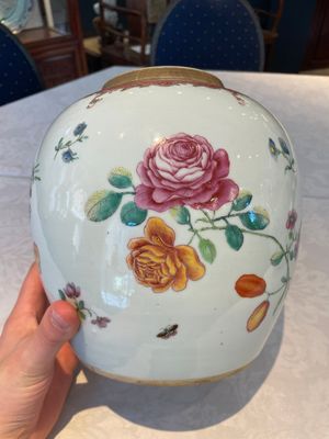 A pair of fine Chinese famille rose 'botanical Merian-style' jars with wooden covers, Qianlong — 照片 10