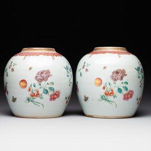 A pair of fine Chinese famille rose 'botanical Merian-style' jars with wooden covers, Qianlong — 照片 1