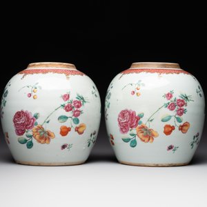 A pair of fine Chinese famille rose 'botanical Merian-style' jars with wooden covers, Qianlong — 照片 2