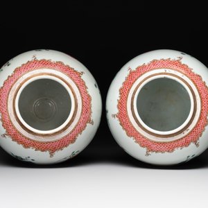 A pair of fine Chinese famille rose 'botanical Merian-style' jars with wooden covers, Qianlong — 照片 3