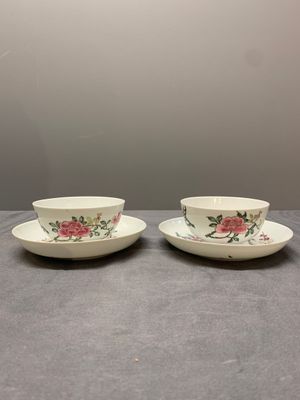 A pair of fine Chinese famille rose cups and saucers with floral design, Yongzheng — photo 1