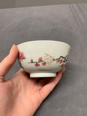A pair of fine Chinese famille rose cups and saucers with floral design, Yongzheng — photo 3