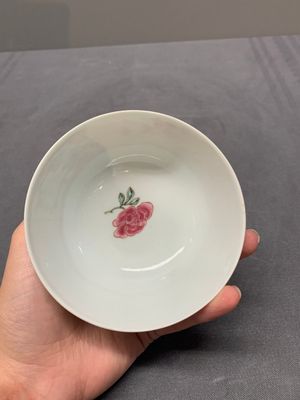 A pair of fine Chinese famille rose cups and saucers with floral design, Yongzheng — photo 6