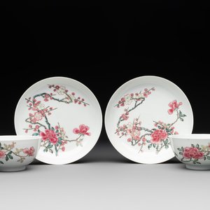 A pair of fine Chinese famille rose cups and saucers with floral design, Yongzheng — photo 1