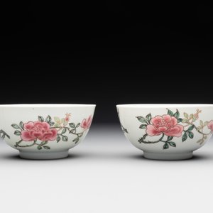A pair of fine Chinese famille rose cups and saucers with floral design, Yongzheng — photo 4