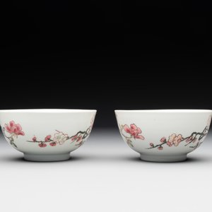 A pair of fine Chinese famille rose cups and saucers with floral design, Yongzheng — photo 5