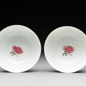 A pair of fine Chinese famille rose cups and saucers with floral design, Yongzheng — photo 8