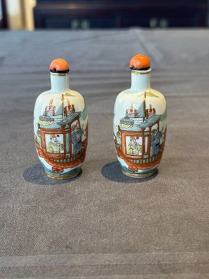 A pair of fine Chinese famille rose 'dragon boat' snuff bottles, 19th C. — 照片 1