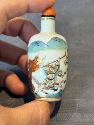 A pair of fine Chinese famille rose 'dragon boat' snuff bottles, 19th C. — 照片 13