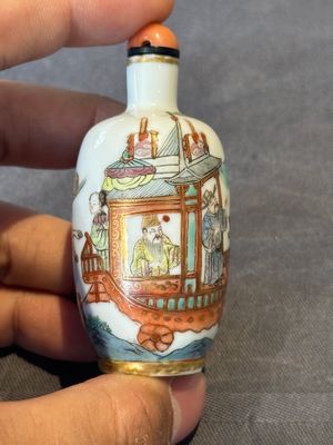 A pair of fine Chinese famille rose 'dragon boat' snuff bottles, 19th C. — 照片 2