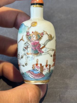 A pair of fine Chinese famille rose 'dragon boat' snuff bottles, 19th C. — 照片 3