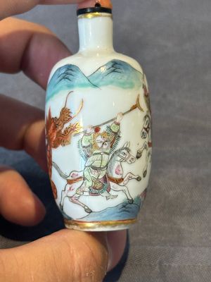 A pair of fine Chinese famille rose 'dragon boat' snuff bottles, 19th C. — 照片 4
