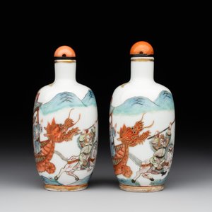 A pair of fine Chinese famille rose 'dragon boat' snuff bottles, 19th C. — 照片 4