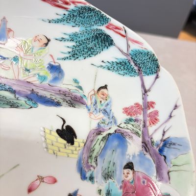 A pair of fine Chinese famille rose eggshell plates with figural design — foto 11