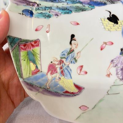 A pair of fine Chinese famille rose eggshell plates with figural design — foto 13
