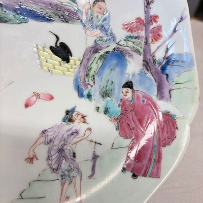 A pair of fine Chinese famille rose eggshell plates with figural design — foto 14