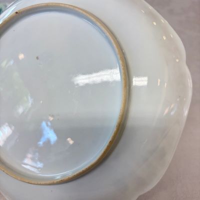A pair of fine Chinese famille rose eggshell plates with figural design — foto 18