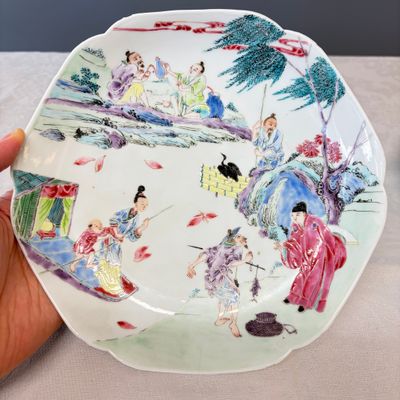 A pair of fine Chinese famille rose eggshell plates with figural design — foto 2