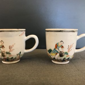 A pair of fine Chinese famille rose 'European subject' cups and saucers, Qianlong — 照片 15
