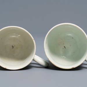 A pair of fine Chinese famille rose 'European subject' cups and saucers, Qianlong — 照片 9