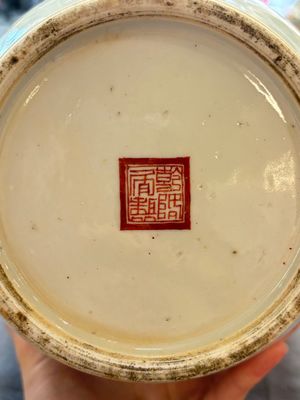 A pair of fine Chinese famille rose 'Guo Ziyi 郭子儀' rouleau vases, Qianlong mark, 19th C. — photo 15