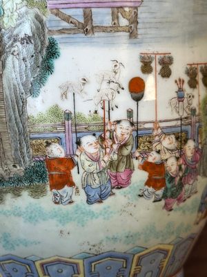 A pair of fine Chinese famille rose 'hundred boys' lantern-shaped vases, Yan Xi Tong He 燕囍同和 mark, Republic — 照片 11
