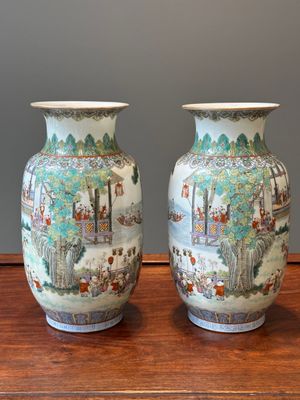 A pair of fine Chinese famille rose 'hundred boys' lantern-shaped vases, Yan Xi Tong He 燕囍同和 mark, Republic — 照片 2