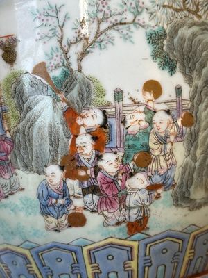 A pair of fine Chinese famille rose 'hundred boys' lantern-shaped vases, Yan Xi Tong He 燕囍同和 mark, Republic — 照片 10