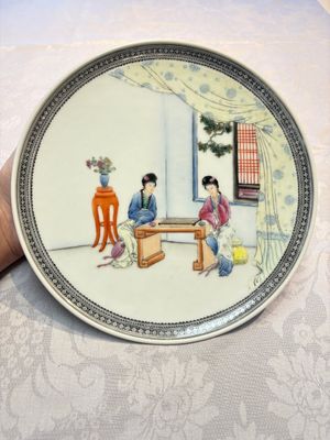 A pair of fine Chinese famille rose 'Ladies' plates, Qianlong marks, Republic — photo 1